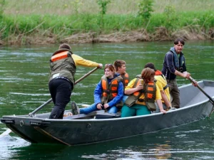 Freizeitaktivitäten Fluss mit Boot erkunden
